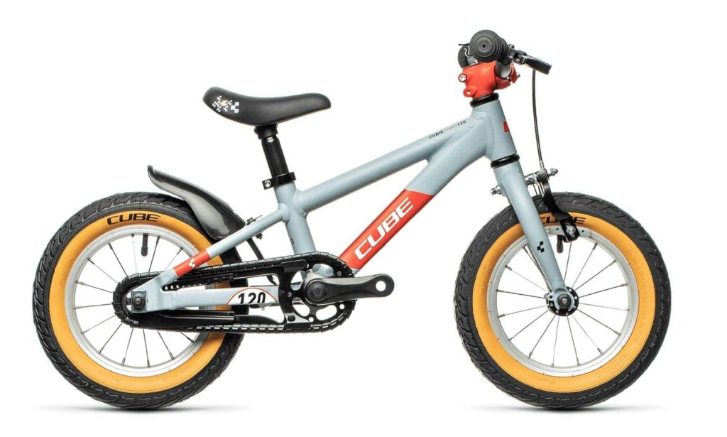 Kinderfiets van CUBE in grijs-oranje met brede banden voor sportieve uitstapjes.