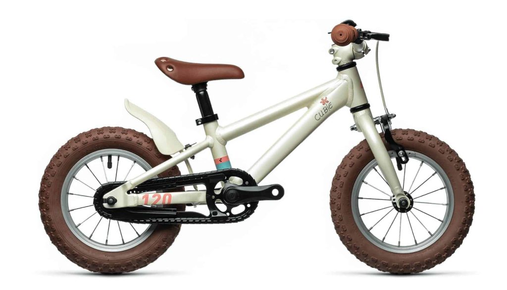 Kleine kinderfiets met dikke banden in wit en bruin. Ideaal voor jonge fietsers.