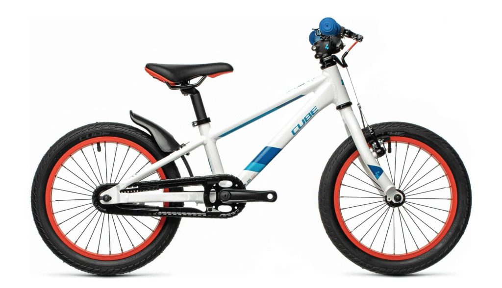 Kleine kinderfiets in wit met rode accenten, ideaal voor de eerste fietservaring.