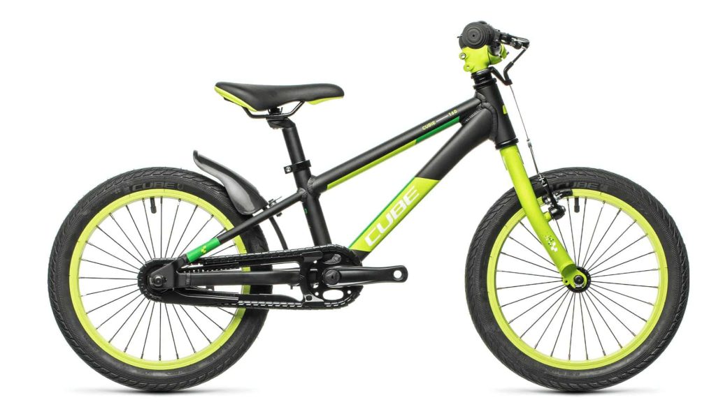 Kinderfiets van CUBE in zwart en neon-groen, geschikt voor beginnende fietsers.