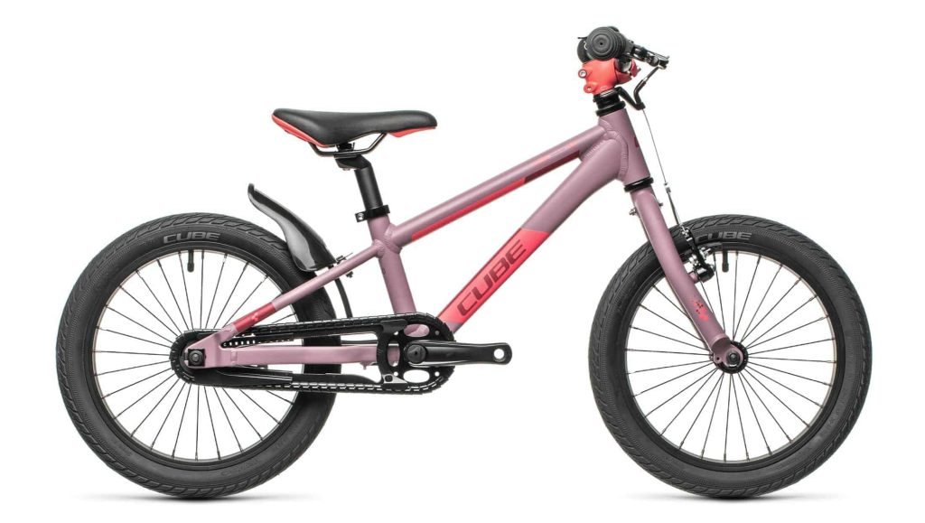 Kinderfiets van CUBE in roze en zwart, ideaal voor kleine avonturiers en sportieve ritten.