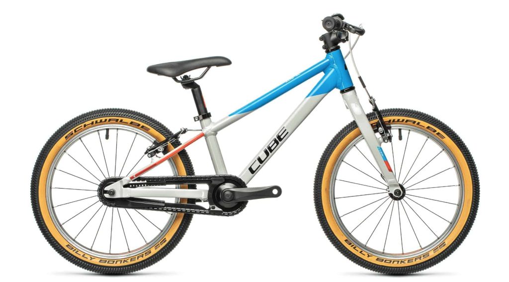 Kleurrijke kinderfiets van CUBE met dikke banden en sportief design. Ideaal voor avontuur!