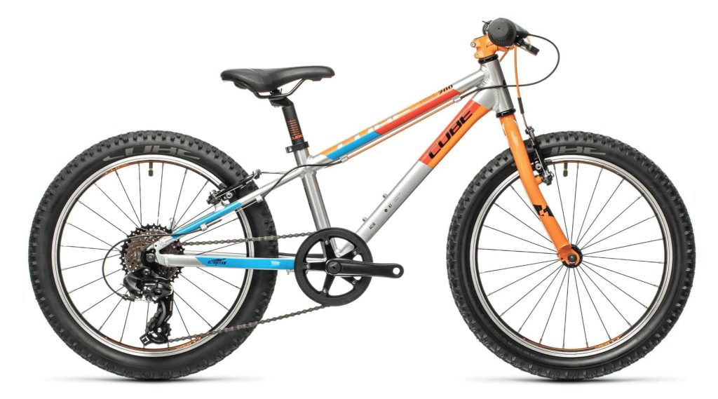 Kinder-mountainbike van Cube met stevige banden en kleurrijk design. Ideaal voor de wintersport.