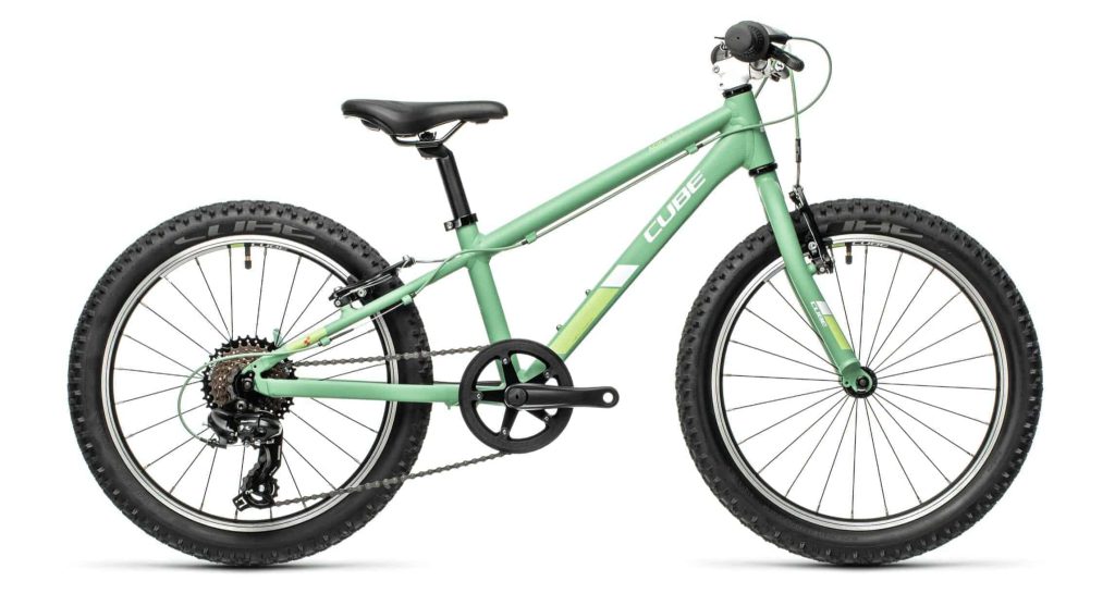 Kinder-mountainbike van CUBE in mintgroen met dikke banden en moderne uitrusting.