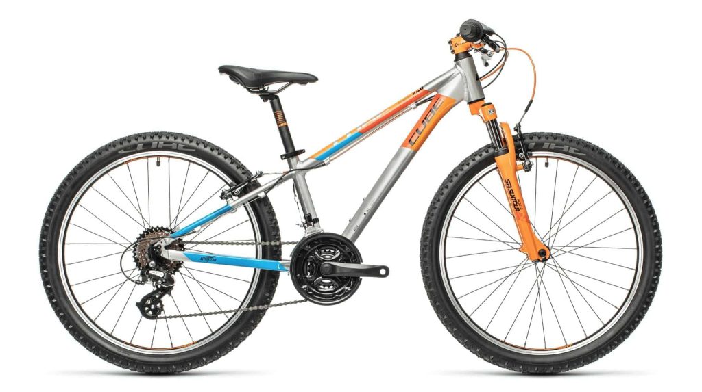 Fiets met oranje-blauwe framekleur, ideaal voor trails en sportieve uitstapjes in de winter.