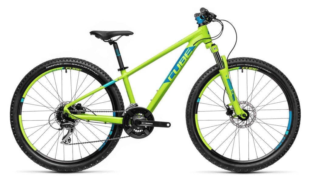 Groene mountainbike van Cube met moderne uitrusting voor actierijke avonturen.