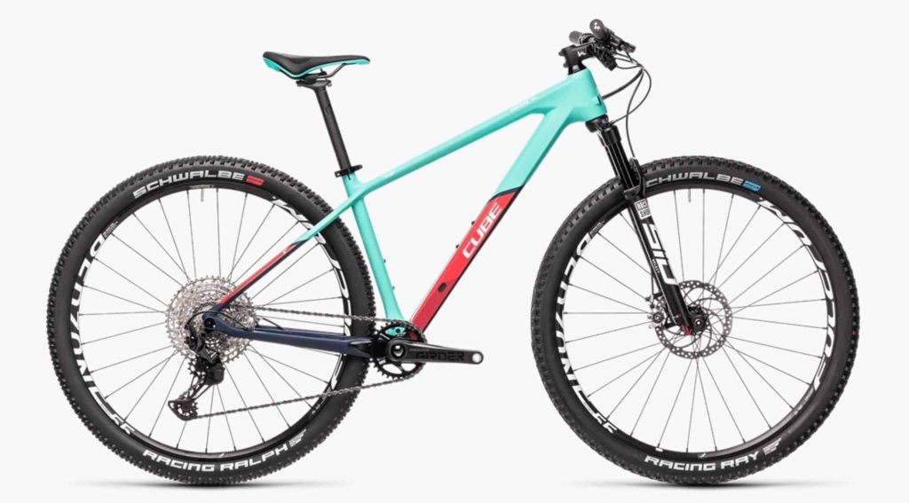 Mountainbike von Cube in mintgrün und rot, ausgestattet mit Schwalbe Reifen.