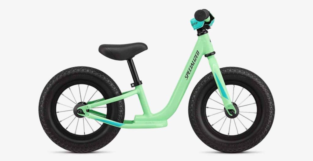 Sportieve loopfiets in mintgroen voor kinderen, ideaal om te wennen aan kleine avonturen.