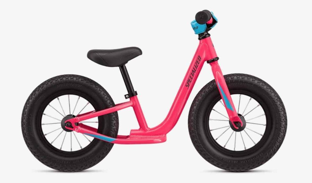 Roze loopfiets met brede banden en ergonomisch zadel voor kinderen. Ideaal voor de eerste sportervaring.
