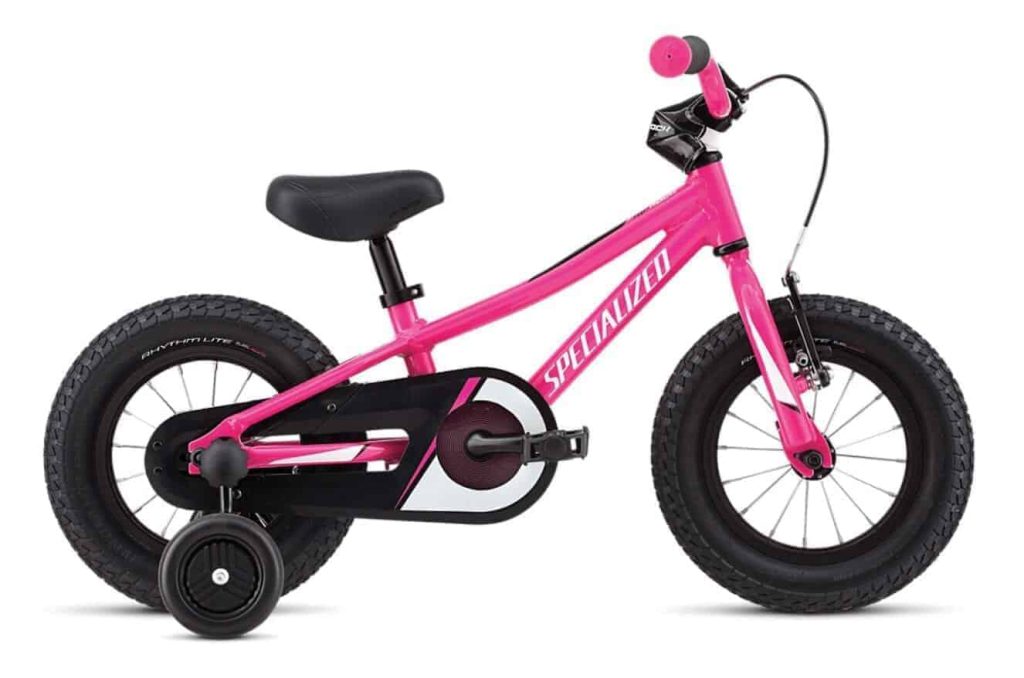 Roze kinderfiets met zijwieltjes en robuuste banden voor de eerste fietservaring.
