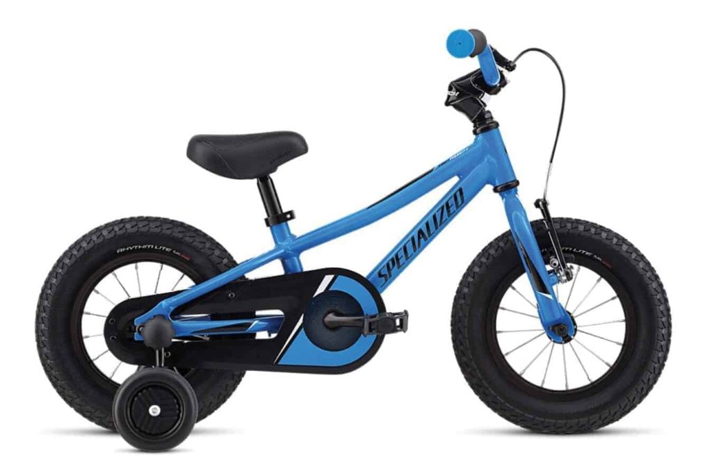 Blauwe kinderfiets met twee wielen en een comfortabel zadel voor kleine fietsers.