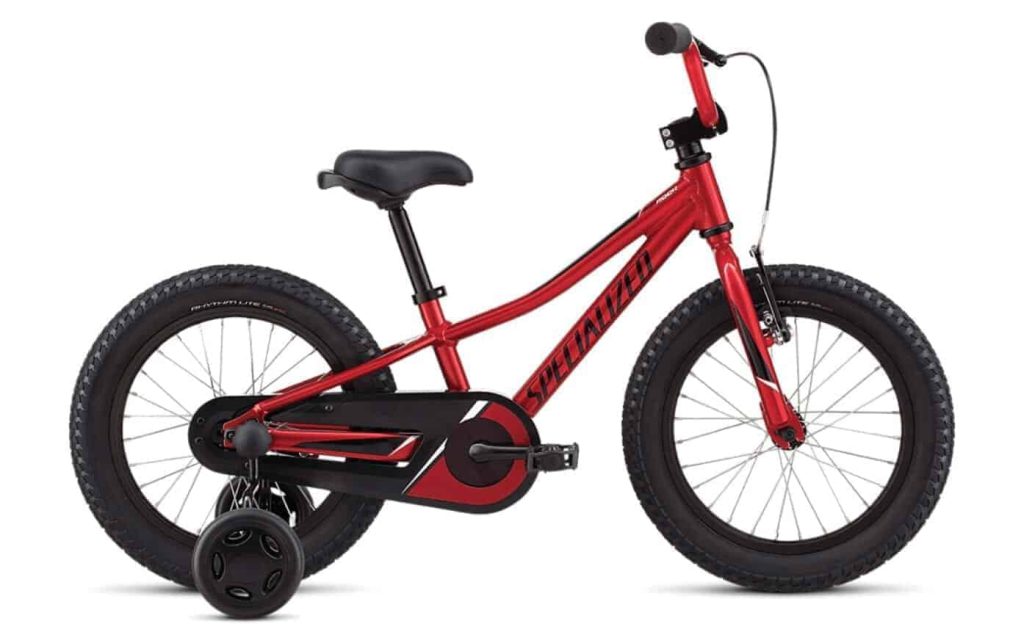 Rode kinderfiets met twee wielen en zijwieltjes voor veilig fietsen.