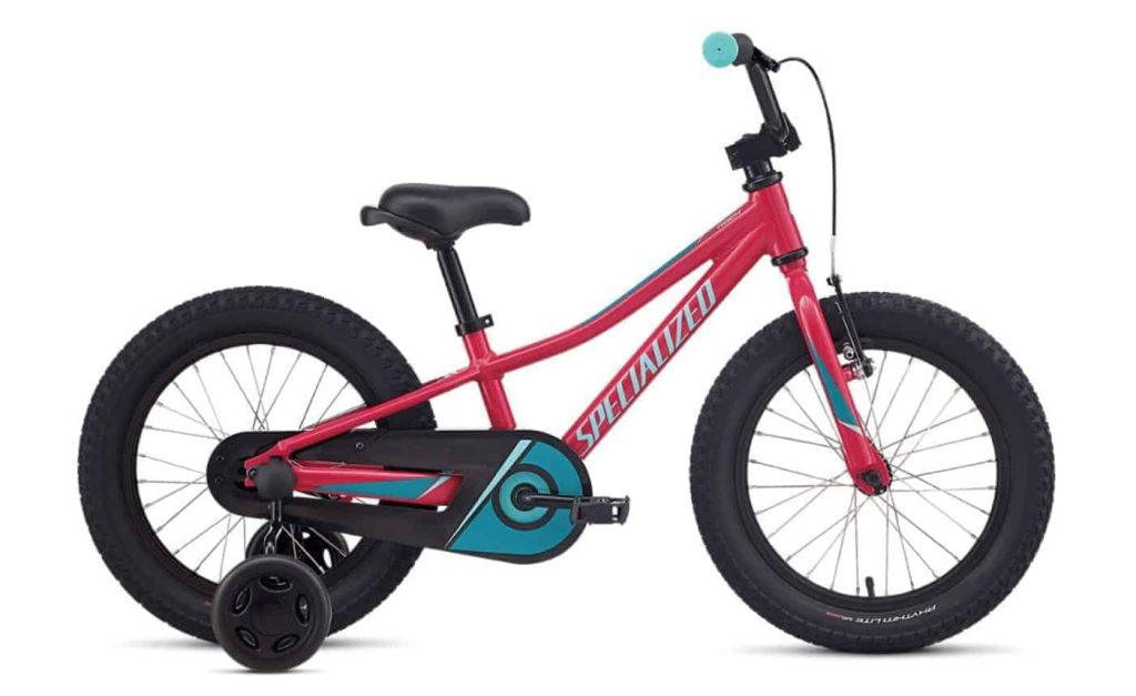 Rode kinderfiets van Specialized met dikke banden en zijwieltjes. Ideaal voor beginners.