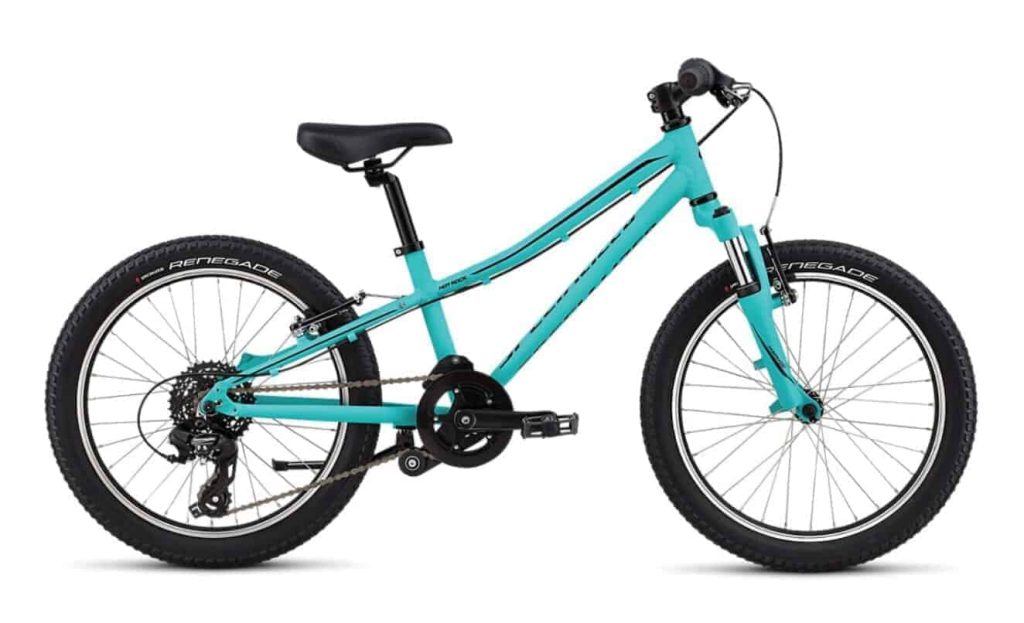 Blauwe kinderfiets met dikke band, ideaal voor avonturen in de natuur.