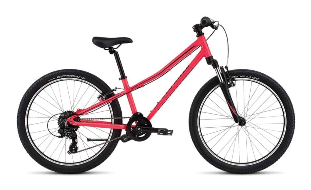 Rode kinderfiets met zwart frame en brede banden voor het perfecte uitstapje in de sneeuw.