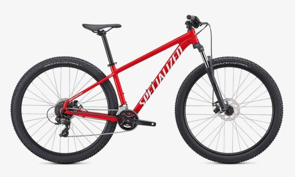 Rotes Mountainbike von Specialized mit robusten Reifen und moderner Bauweise.