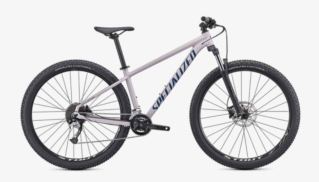 Mountainbike der Marke Specialized in hellgrauer Farbe, ausgestattet mit robusten Reifen.