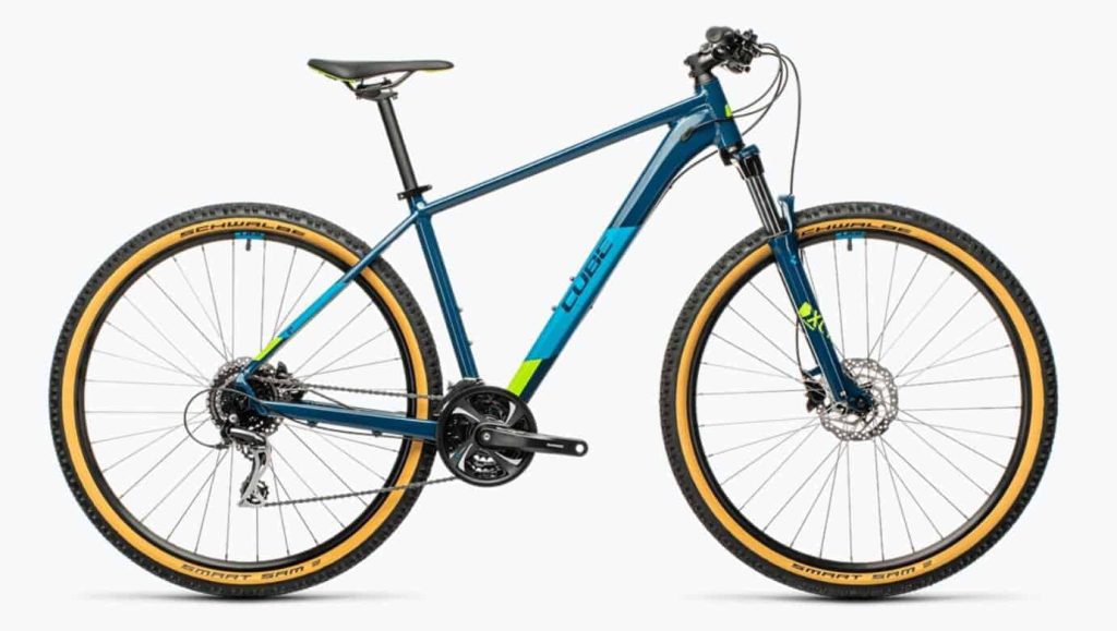 Sportliches Mountainbike mit blauer Rahmenfarbe und gelben Reifen von CUBE.