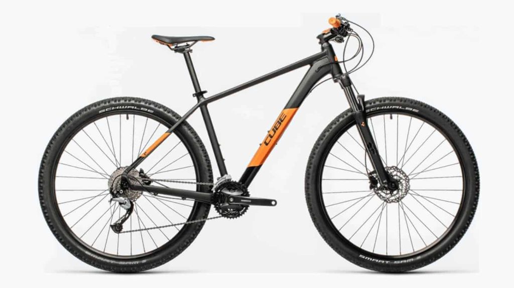 Mountainbike von Cube in Schwarz und Orange, ideal für sportliche Aktivitäten im Freien.