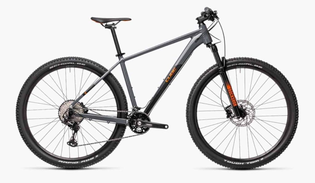 Cube Mountainbike in Grau mit modernen Komponenten und robusten Reifen für Abenteuer im Gelände.