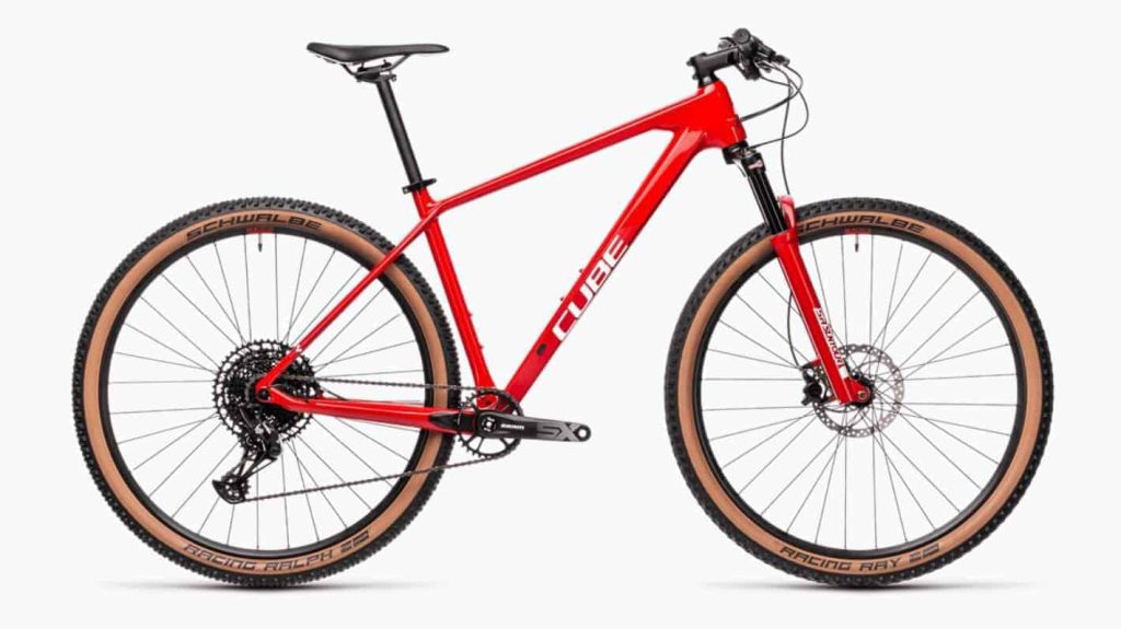 Rotes Mountainbike von Cube mit modernen Komponenten und Schwalbe-Reifen.