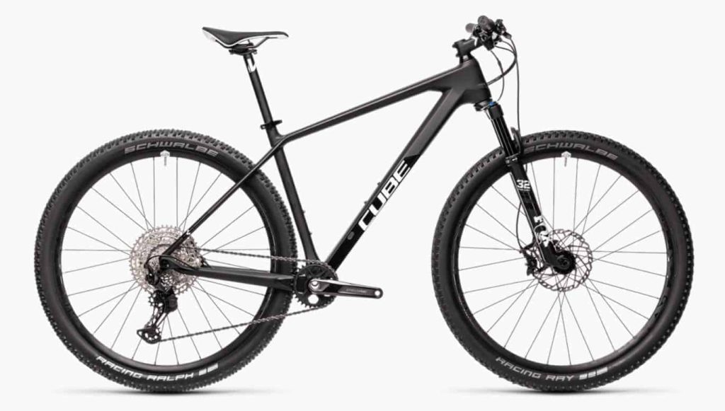 Mountainbike der Marke Cube mit leistungsstarken Reifen und modernem Design.