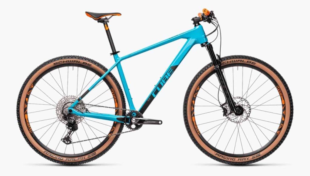 Modernes Mountainbike von CUBE in auffälligem Blau, ausgestattet mit Schwalbe Reifen.