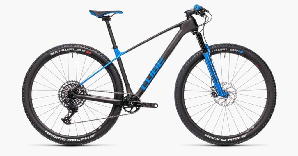 Modernes Mountainbike von CUBE in Blau und Schwarz, ideal für Wintersport-Abenteuer.