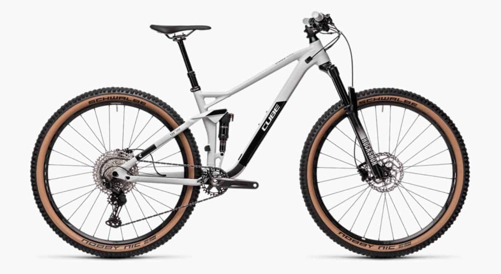Mountainbike von Cube mit modernem Design und hochwertigen Schwalbe-Reifen.