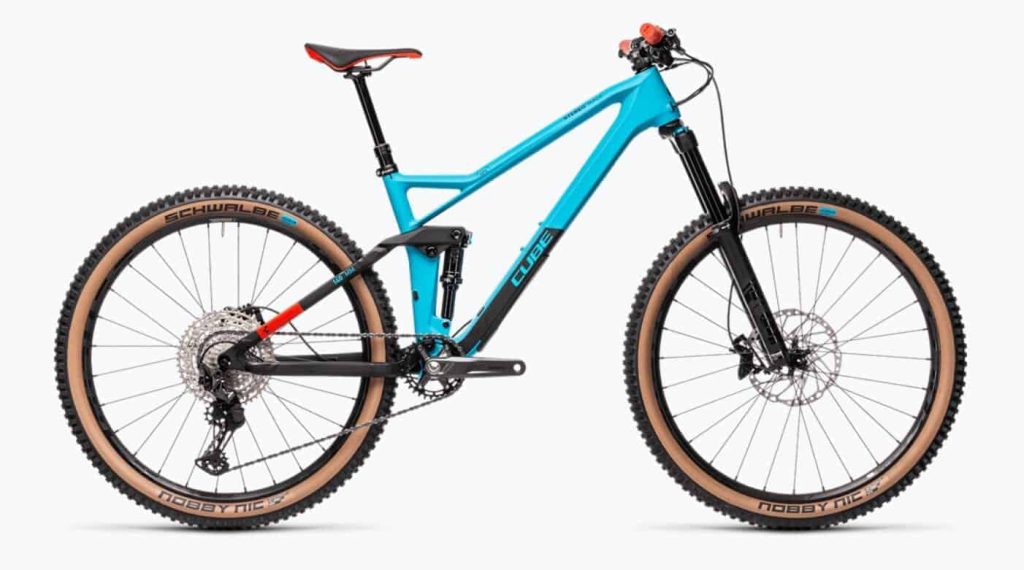 Mountainbike in Blau mit schwarzen und braunen Akzenten, ideal für den Wintersport.