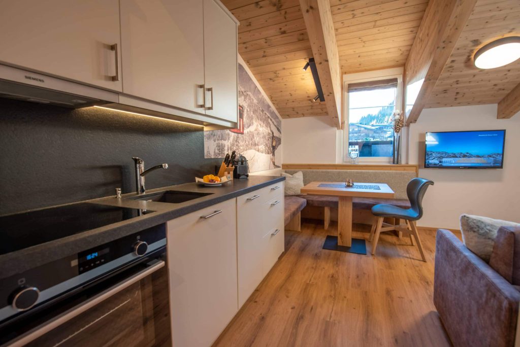 Moderne keuken met zithoek en raam voor je wintervakantie in Königsleiten.