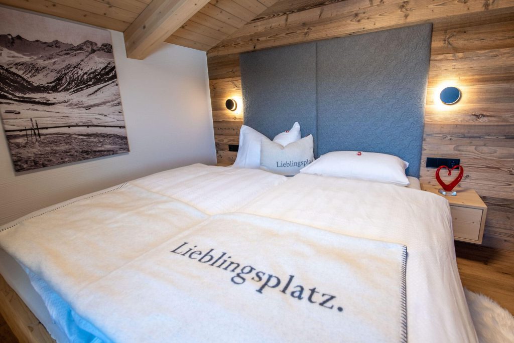 Gezellige slaapkamer met moderne meubels en liefdevolle accenten in houtdesign.